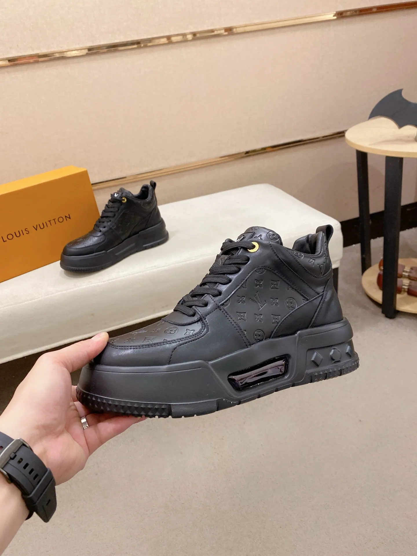 Factory price: 442💰 (GUCCI) The latest model from the official website🎁🎁Casual and fashionable men's shoes👟, hot style💥The style is simple and elegant, exclusive for trendy men. Unique official website's latest brand elements👑original Gucci decoration, fashionable and generous, the fabric is original cowhide ✅sheepskin lining, the official website specifies wear-resistant casual outsole, the classic model is taken in kind at the counter🎬38-44 (can be customized for 45 non-refundable)